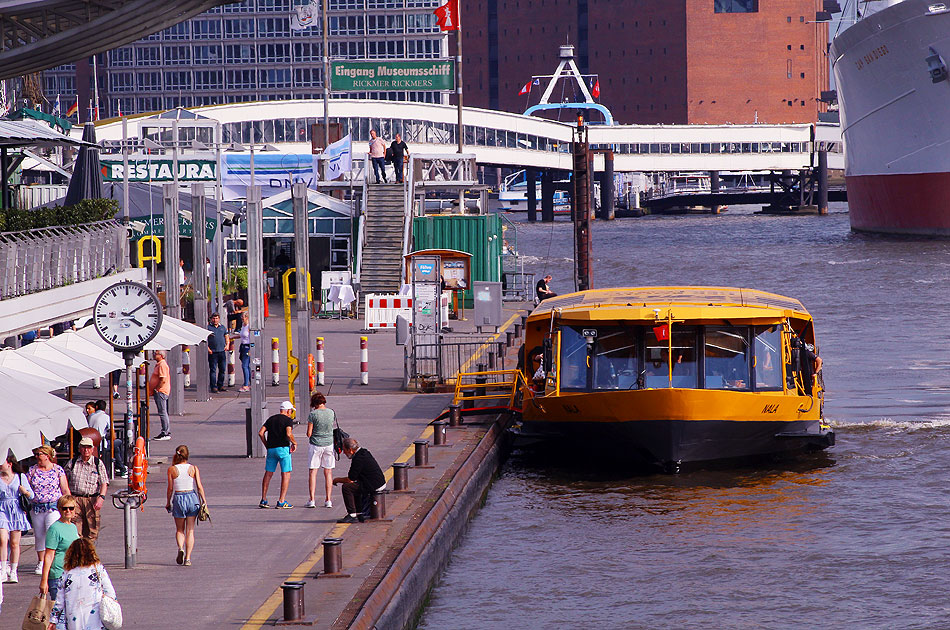 Das HADAG Schiff Nala an den St. Pauli Landungsbrücken