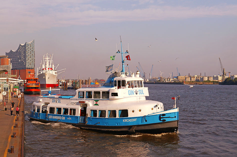 Das HADAG Schiff Kirchdorf an den St. Pauli Landungsbrücken in Hamburg