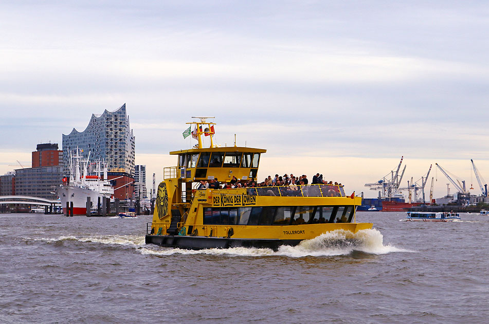 Das HADAG Schiff Tollerort an den St. Pauli Landungsbrücken