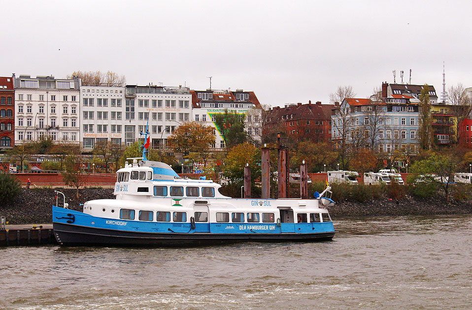 Das HADAG Schiff Kirchdorf am HADAG-Betriebsanleger am Fischmarkt