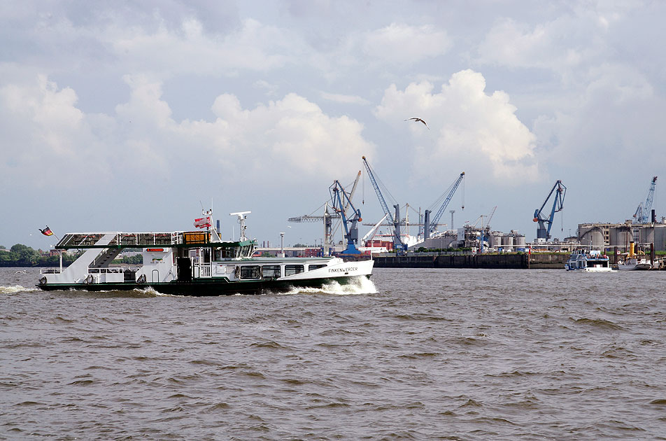 Das HADAG Schiff Finkenwerder zwischen Landungsbrücken und Steinwerder in Hamburg