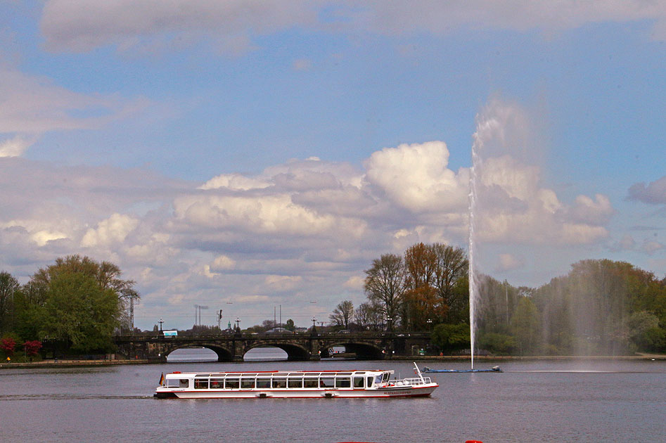 Der Alsterdampfer Alsterschipper auf der Binnenalster in Hamburg