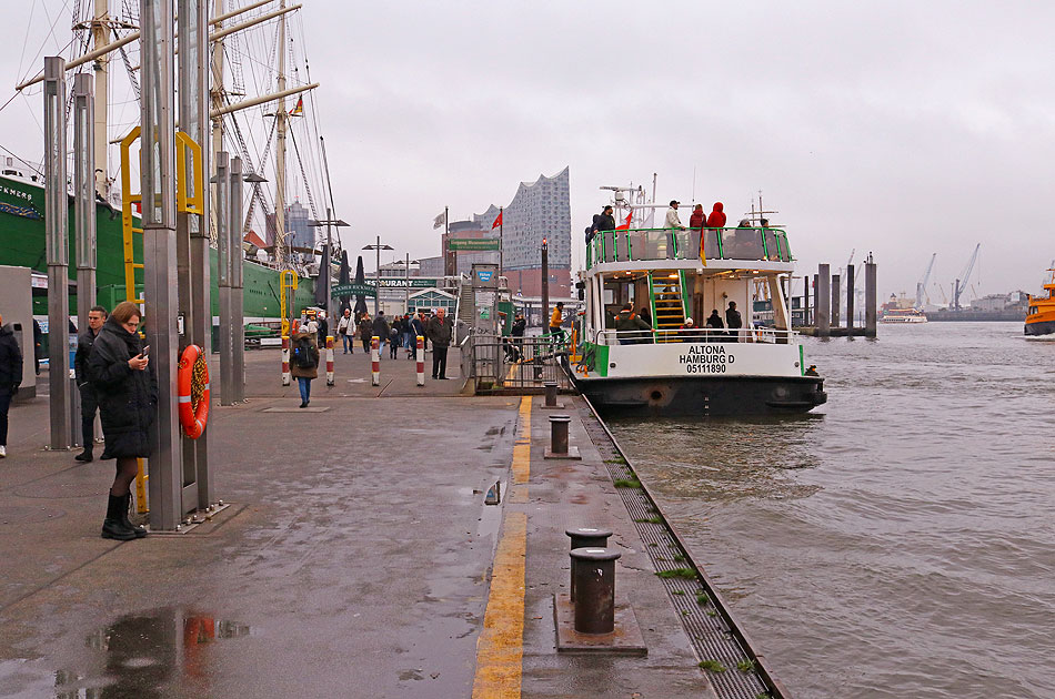 Das HADAG Schiff Altona an den St. Pauli Landungsbrücken in Hamburg