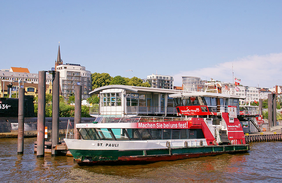 Das HADAG Schiff St. Pauli am HADAG-Betriebsanleger Altona Fischmarkt in Hamburg