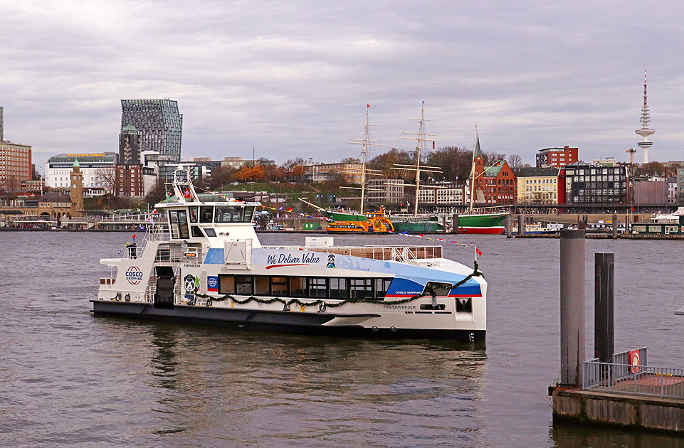 Die Taufe der HADAG Finkenwerder am Anleger Theater im Hafen