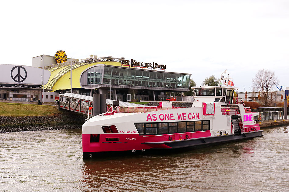 Das HADAG-Schiff Neuland am Anleger Theater im Hafen in Hamburg