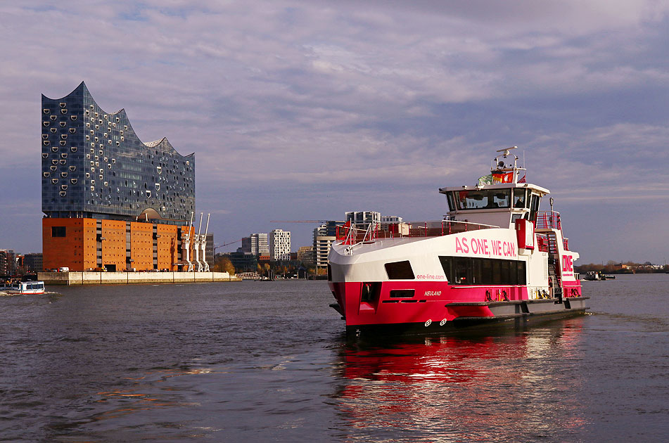 Das HADAG Schiff Neuland am Anleger Theater im Hafen - links die Elbphilharmonie