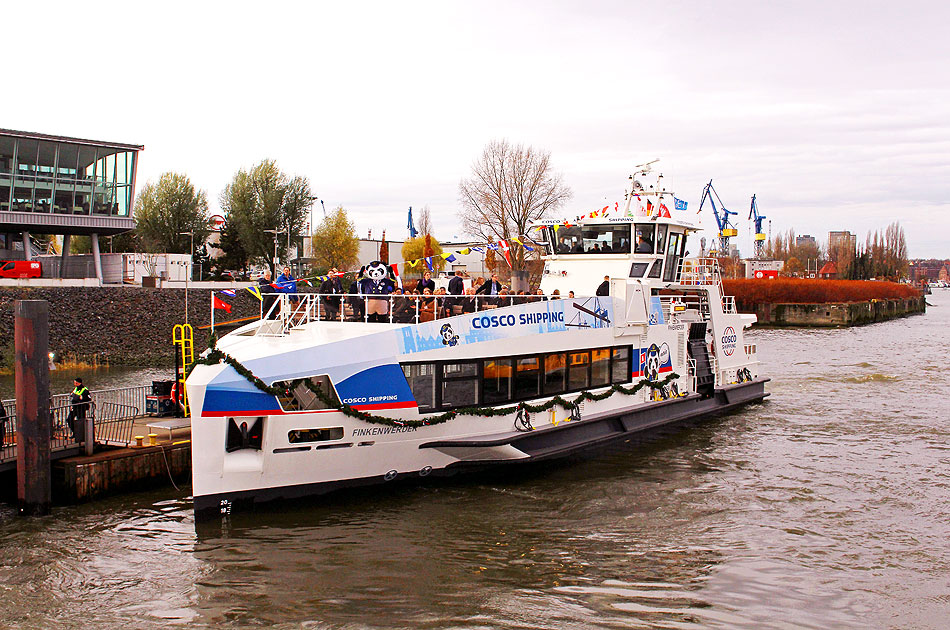 Das HADAG-Schiff Finkenwerder am Anlenger Theater im Hafen