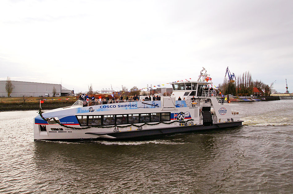 Das HADAG-Schiff Finkenwerder III auf seiner Jungfernfahrt
