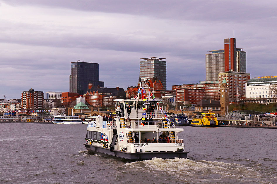 Das HADAG Schiff Finkenwerder vor den St. Pauli Landungsbrücken in Hamburg