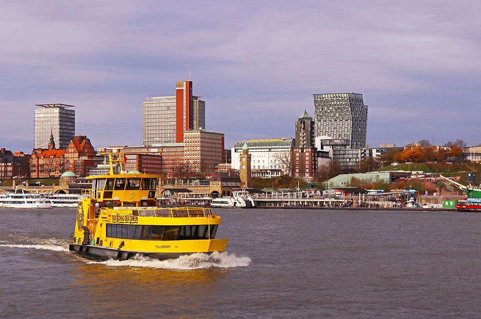 Das HADAG Schiff Tollerort vor den Landungsbrücken in Hamburg