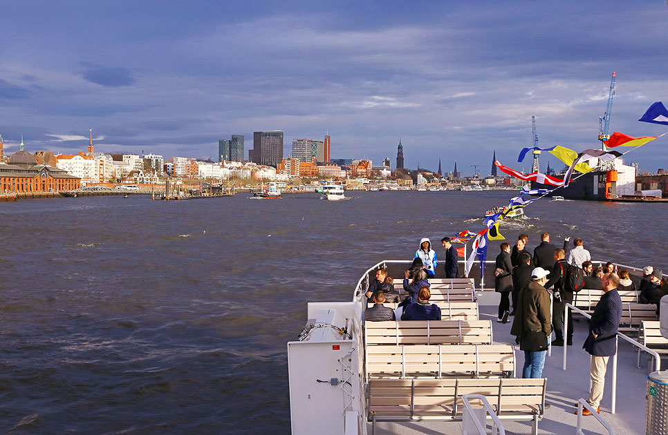 Das HADAG Schiff Finkenwerder auf der Elbe in Hamburg