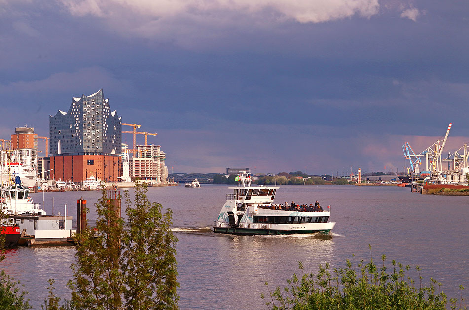 Das HADAG Schiff Kehrwieder auf der Elbe zwischen Landungsbrücken und Altona Fischmarkt