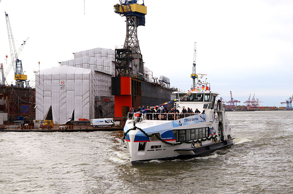 Die HADAG Fähre Finkenwerder auf Jungfernfahrt im Hamburger Hafen