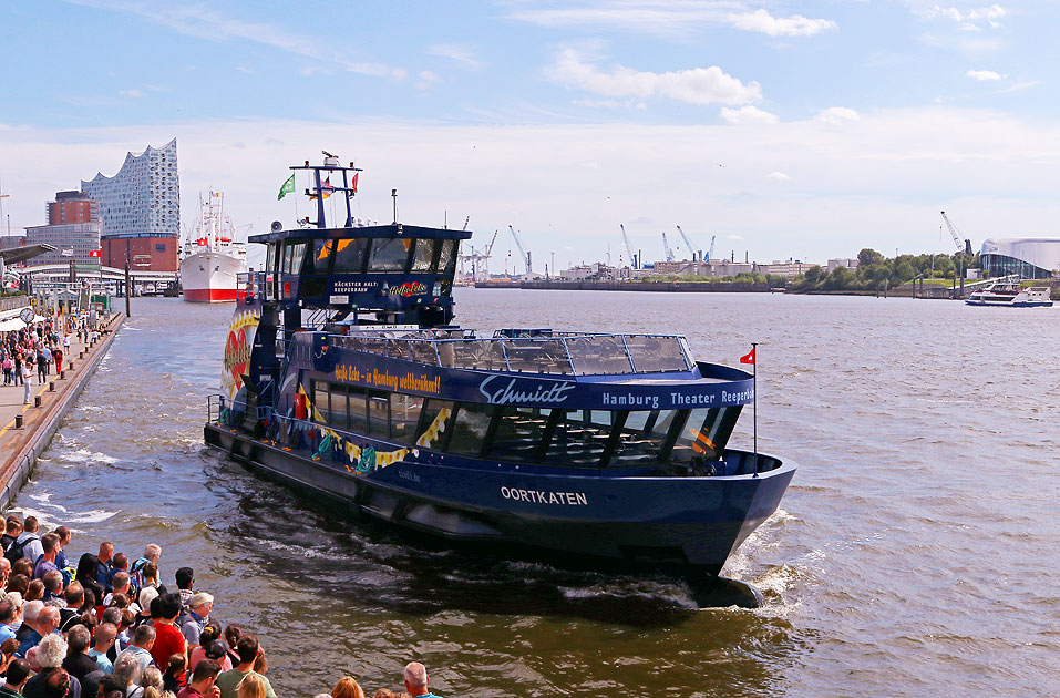 Das HADAG Schiff Oortkaten an den St. Pauli Landungsbrücken in Hamburg