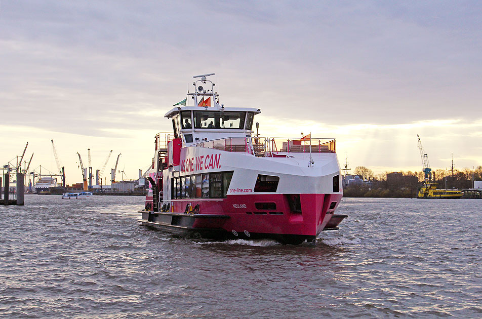 Das HADAG Schiff Neuland an den St. Pauli Landungsbrücken in Hamburg