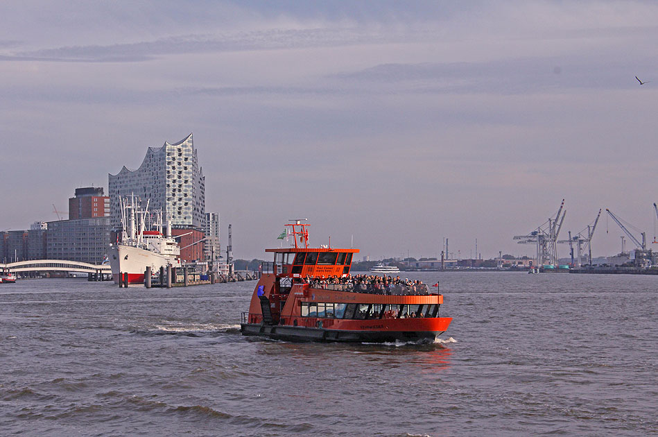 Die HADAG Fähre Kehrwieder an den St. Pauli Landungsbrücken