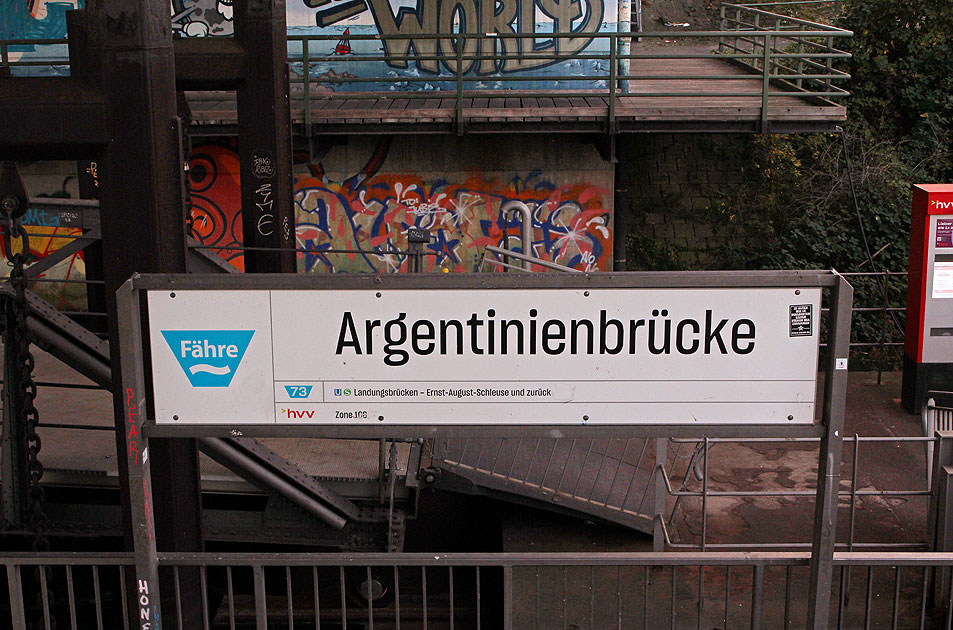 Das Schild vom HADAG Anleger Argentinienbrücke im Hamburger Hafen