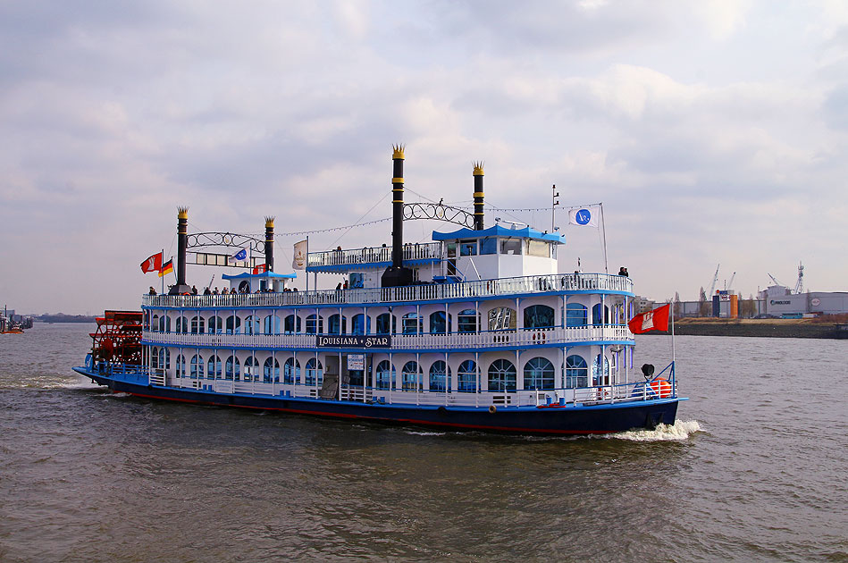 Die MS Louisiana Star von Rainer Abicht auf der Elbe in Hamburg