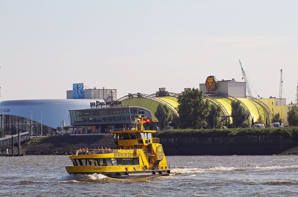 Das HADAG Schiff Tollerort vor dem Theater im Hafen mit Der König der Löwen