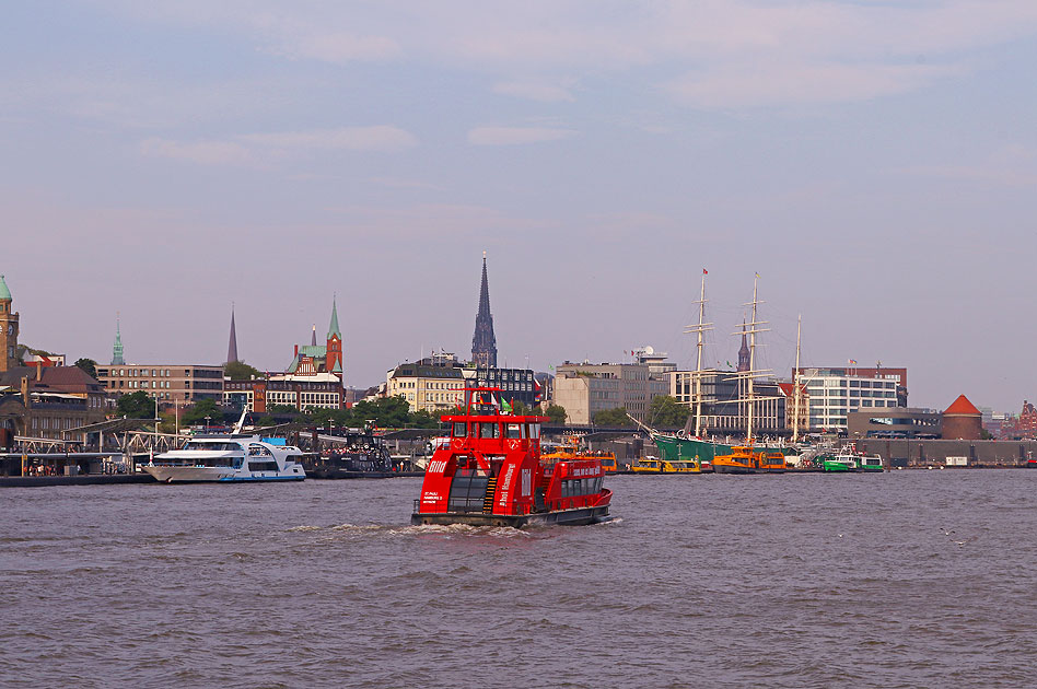 Das HADAG Schiff St. Pauli vor den Landungsbrücken auf der Elbe