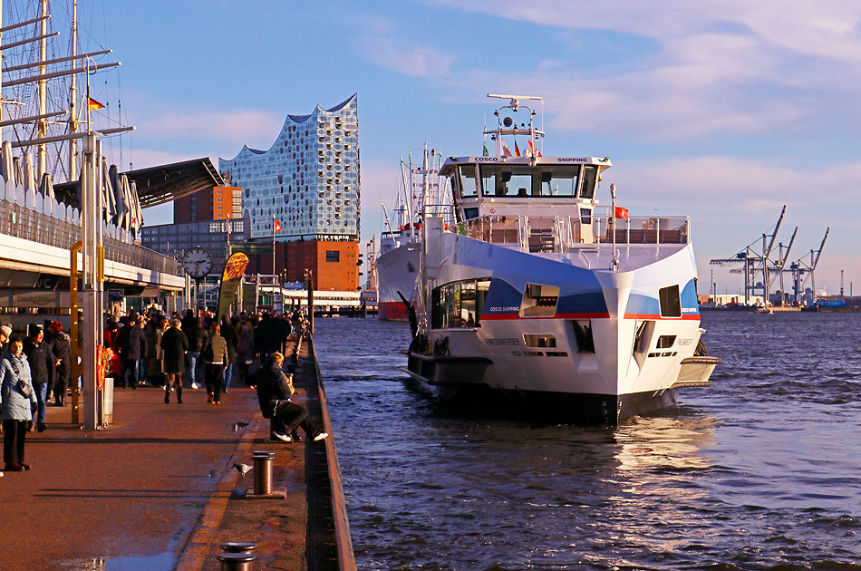 Die HADAG Finkenwerder an den St. Pauli Landungsbrücken