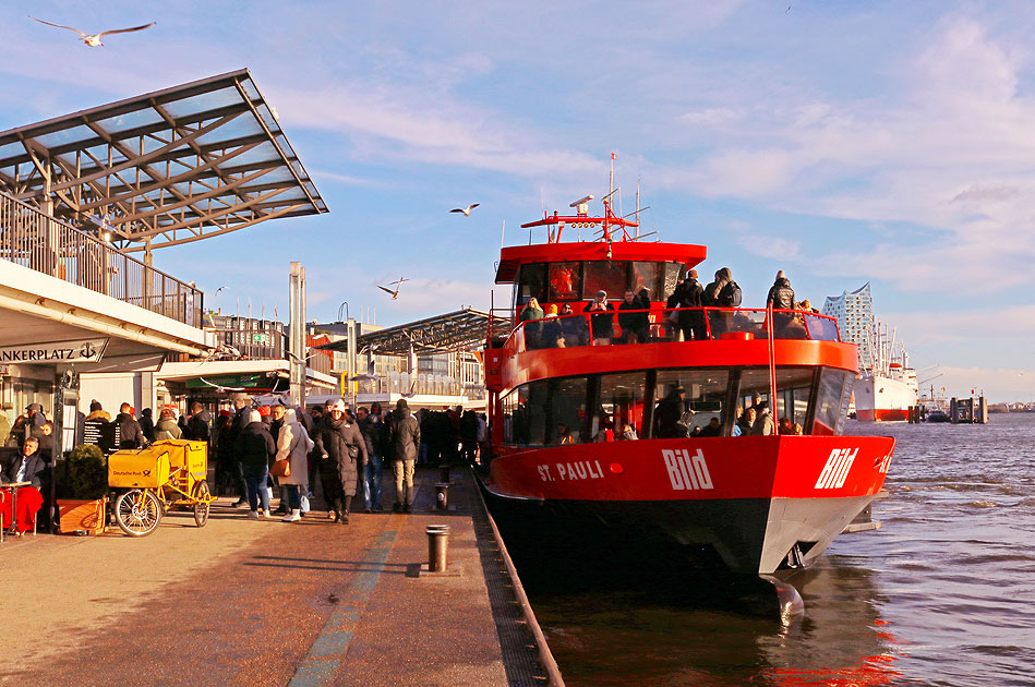 Das HADAG Schiff St. Pauli an den Landungsbrücken in Hamburg