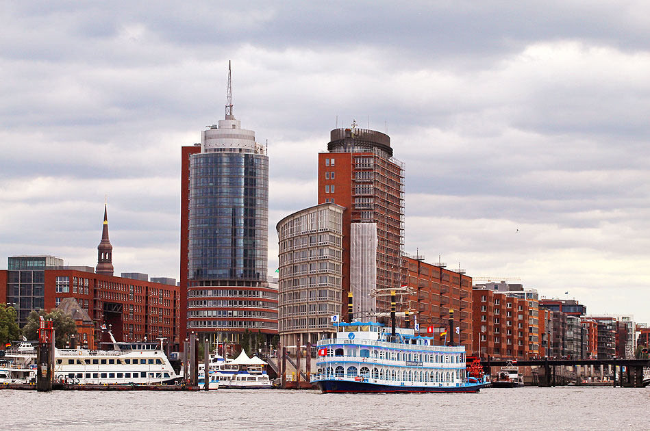 Die MS Louisiana Star in Hamburg auf der Elbe