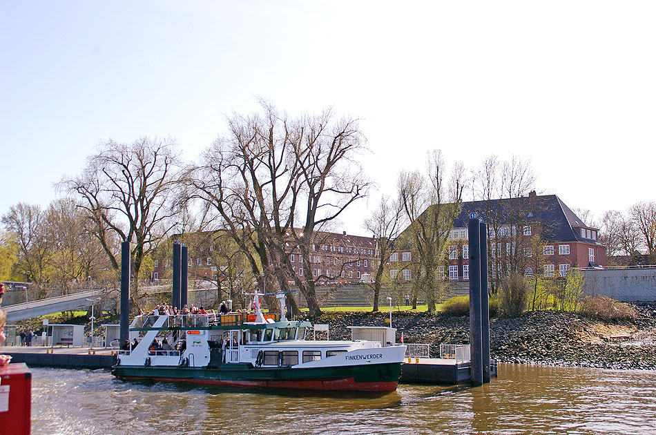 Das HADAG Schiff Finkenwerder in Finkenwerder