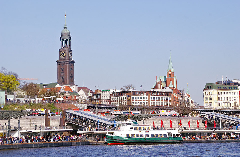Das HADAG Schiff Kirchdorf an den St. Pauli Landungsbrücken