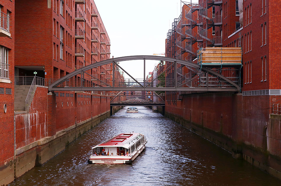 Der Alsterdampfer Fleetenkieker in der Hamburger Speicherstadt