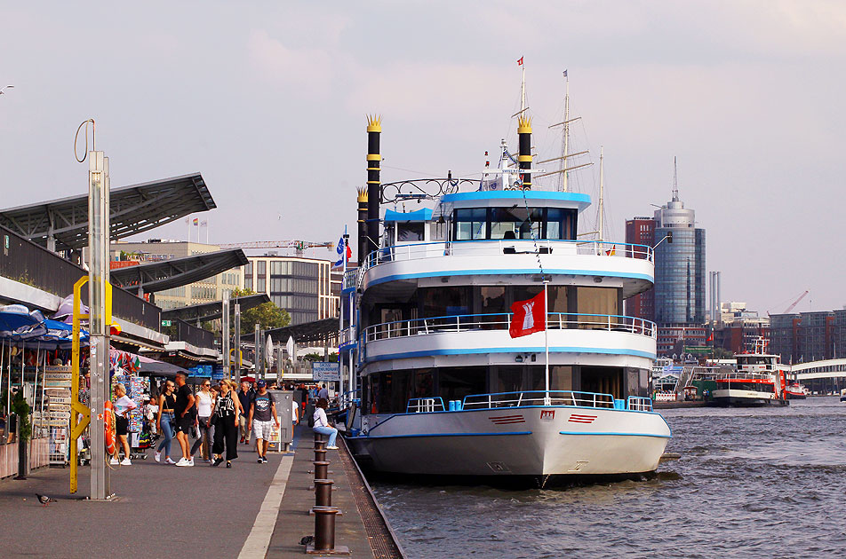 Das Abicht Schiff La Paloma an den St. Pauli Landungsbrücken in Hamburg