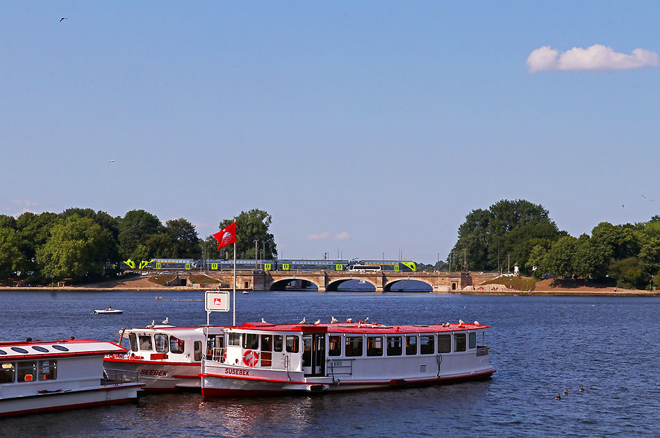 Die Alsterdampfer Susebek und Seebek vor der Lombardsbrücke in Hamburg