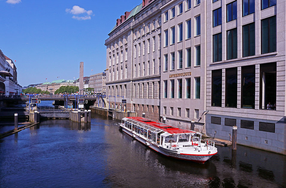 Der Alsterdampfer Fleetenkieker vor der Rathausschleuse