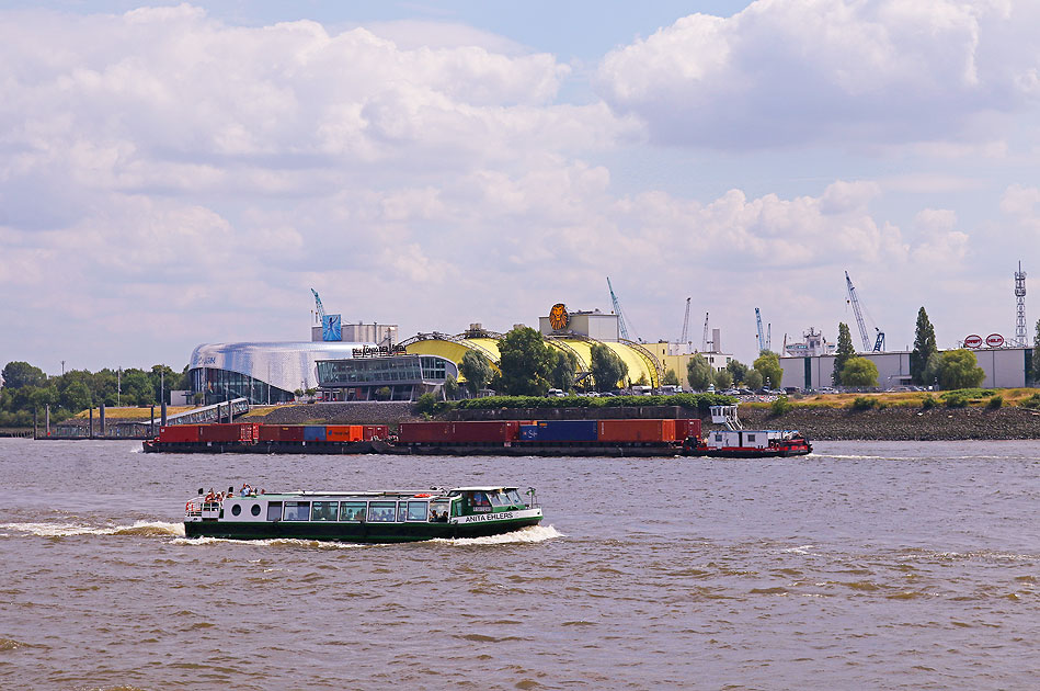 Die Barkasse Anita Ehlers vor den St. Pauli Landungsbrücken
