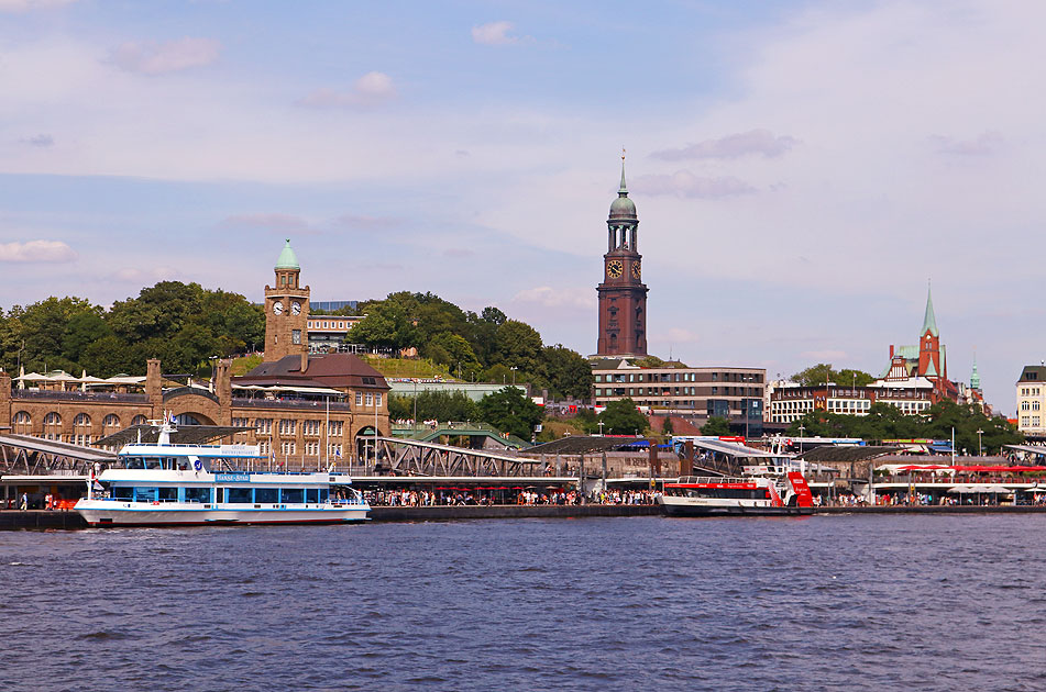Das Schiff Hanse Star von Abicht an den St. Pauli Landungsbrücken in Hamburg