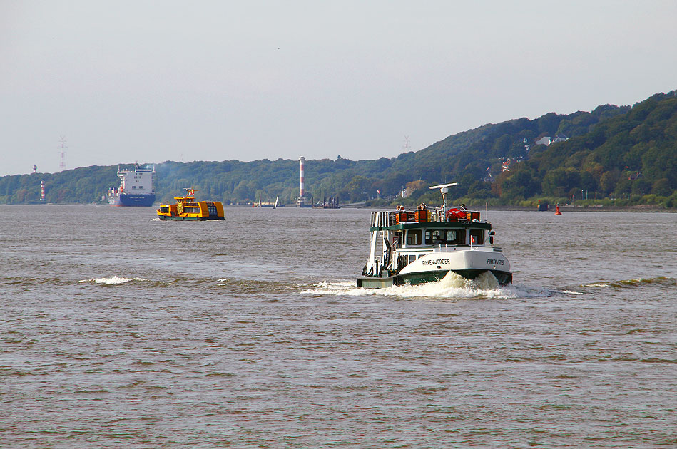 Das HADAG Schiff Finkenwerder III auf der Elbe bei Teufelsbrück