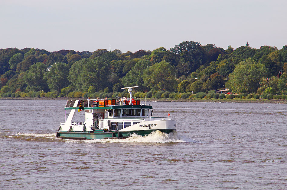 Das HADAG Schiff Finkenwerder auf der Elbe in Hamburg
