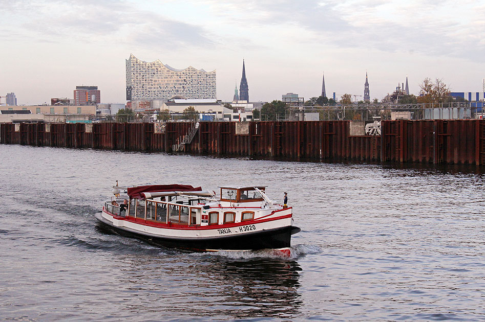 Die Barkasse Tanja im Reiherstieg vor der Argentinienbrücke