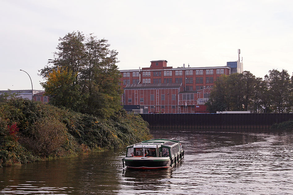 Die Barkasse Birgit Ehlers im Fährkanal im Hamburger Hafen
