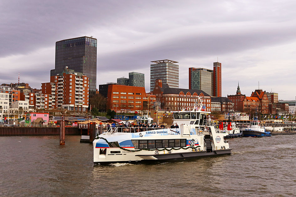 Das HADAG Schiff Finkenwerder vor den Landungsbrücken in Hamburg