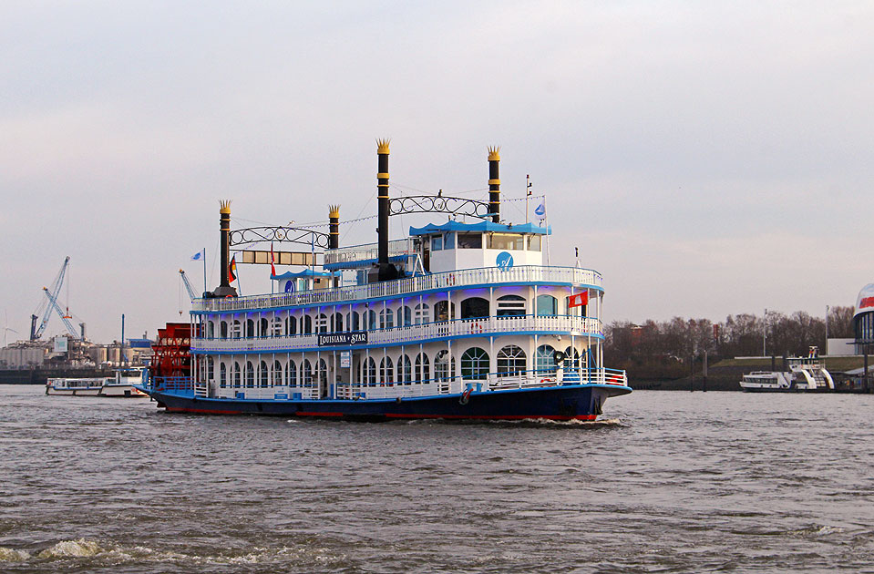 Die MS Louisiana Star von Rainer Abicht in Hamburg auf der Elbe