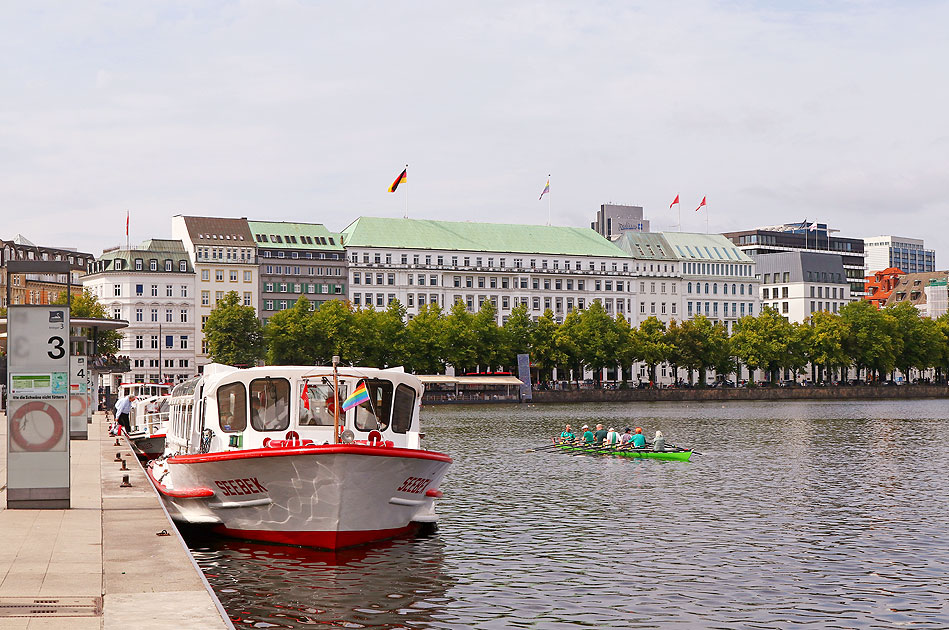 Der Alsterdampfer Seebek am Jungfernstieg