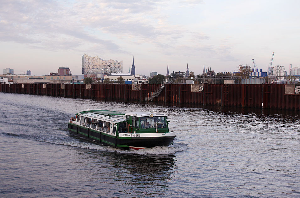 Die Barkasse Bettina Ehlers im im Reihestieg im Hamburger Hafen