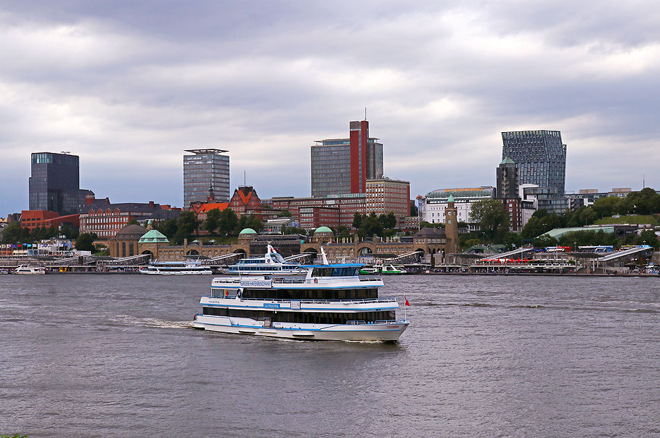 Das Abicht-Schiff La Paloma vor den St. Pauli Landungsbrücken auf der Elbe