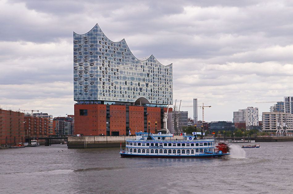 Die MS Louisiana Star von Rainer Abicht vor der Elbphilharmonie auf der Elbe in Hamburg