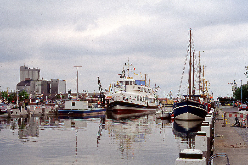 Die Wappen von Büsum im Hafen von Büsum