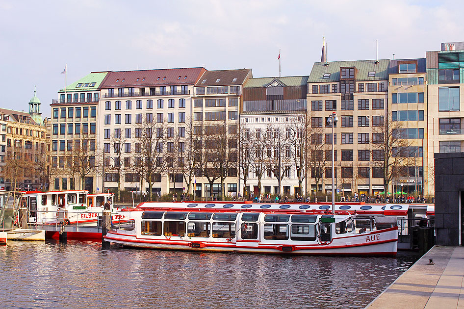Der Alsterdampfer Aue am Hamburger Jungfernstieg