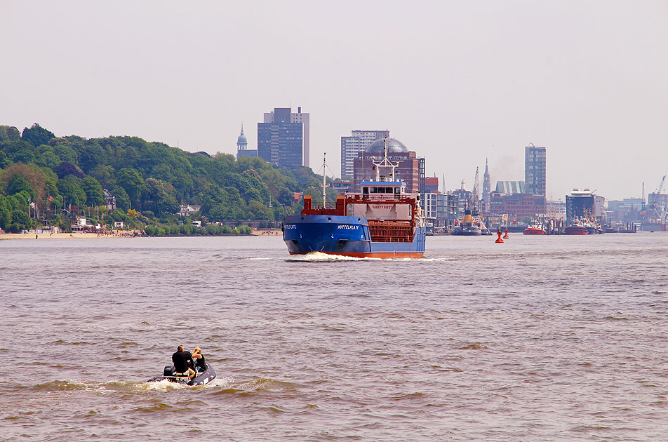 Das Schiff Mittelplate in Hamburg auf der Elbe