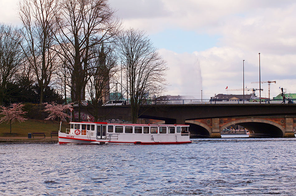 Der Alsterdampfer Sielbek auf der Hamburger Außenalster